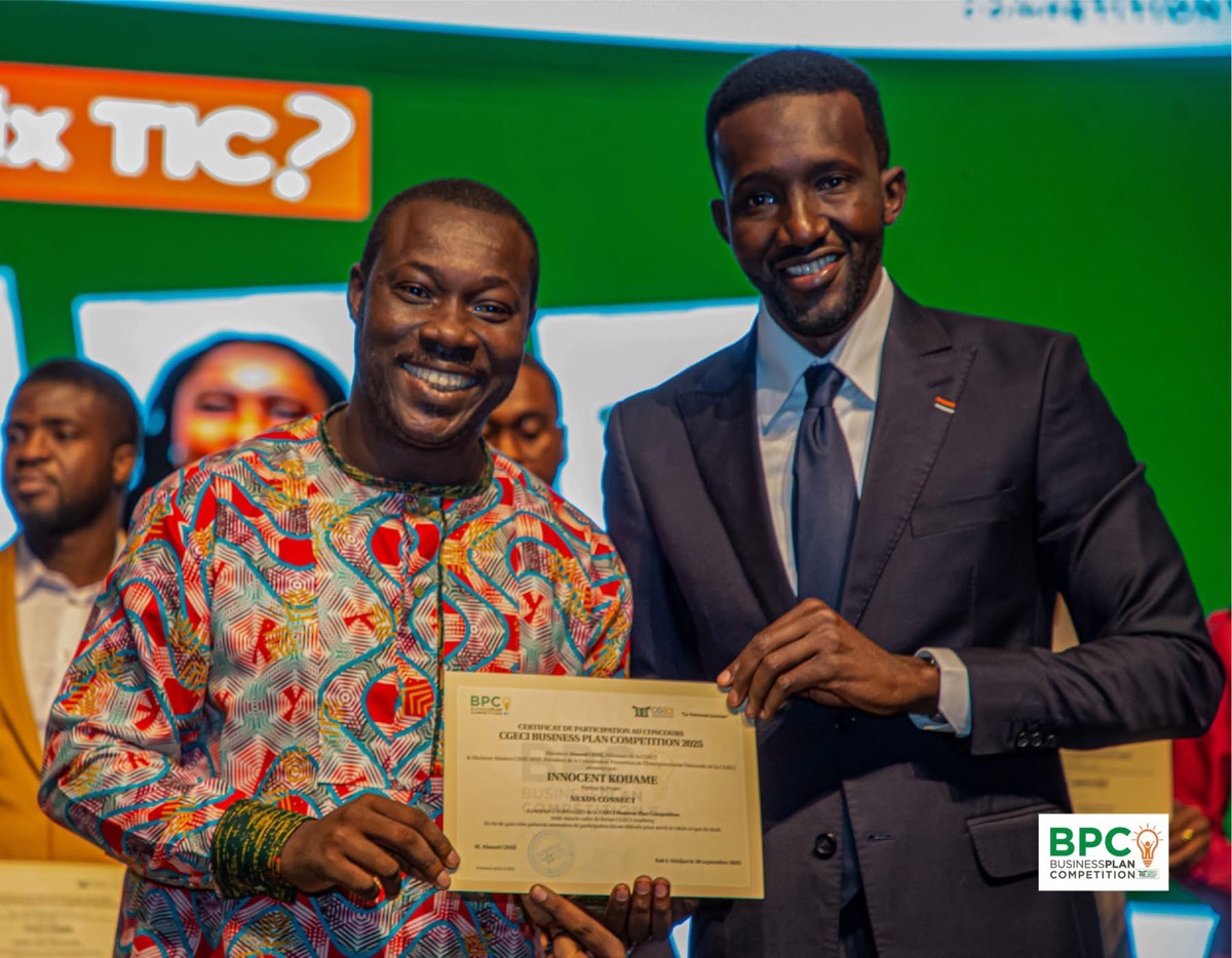 Remise du certificat à Innocent Kouamé — CGECI Business Plan Competition 2025